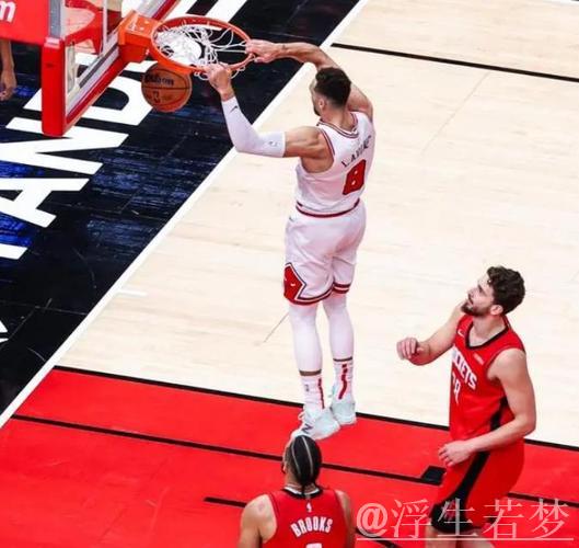 火箭快速反击 阿门接球拉杆精彩上篮 火箭快速反击 阿门接球拉杆精彩上篮